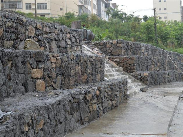 河道護(hù)坡格賓石籠